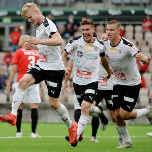 Tino Purme (till vänster) firar Hakas 1–0-mål. Tino Purme (till vänster) firar Hakas 1–0-mål.