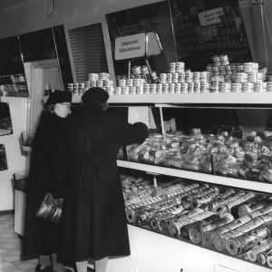 Kvinnor i livsmedelsaffär, 1951