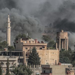 Rök stiger från en syriska stad i samband med den turkiska offensiven mot Syrien i oktober 2019.
