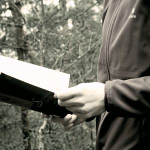 Kannesta kanteen -bloggaaja lukee Lassi Sinkkosen Solveigin laulua metsässä