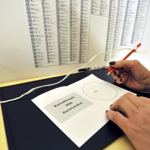 En väljare fyller i valsedeln i kommunalvalet år 2008