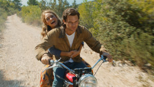 Ung rebell. Donna (Lily James) tackar inte nej till en tur med den blivande arkitekten Sam (Jeremy "Warhorse" Irvine). Den unga Donna åler motorcykel med den unge Sam.