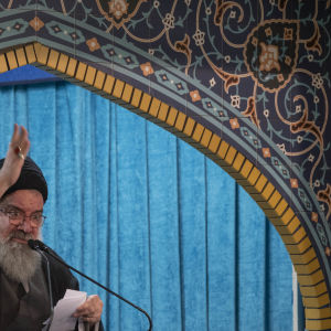 yatollah Ahmad Khatami talar i samband med ceremonier kring fredagsbönen i Teheran inför sina anhängare