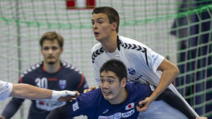 Robin Granlund var en av Finlands bättre spelare då lagen möttes i oktober 2018. Robin Granlund försvarar hårt i Finlands handbollslandskamp mot Japan hösten 2018.