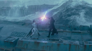 Rey (Daisy Ridley) och Kylo Ren (Adam Driver). Rey (Daisy Ridley) och Kylo Ren (Adam Driver) strider mot varandra i ett regnigt landskap, i bakgrunden syns ett stormigt hav.