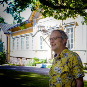 En man står vid en gammal byggnad i Ekenäs.