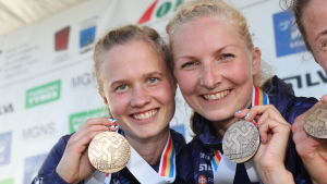 Blir det flera medaljer i prisskåpet i år? Sari Anttonen och Marika Teini visar upp sina medaljer
