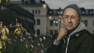 Författaren Johan Kling har kommit ut med sin tredje roman, "Lycka". Författaren Johan Kling invid blommor. 2019.