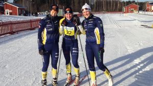 Minkens stafettdamer ute efter framskjuten placering i Ruka på lördag. Emma Sjölund, Andrea Julin och Julia Häger