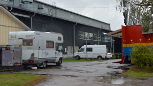 Övernattningen sker i husbilar som i Nickby är utspridda här och där då alla inte ryms på ett ställe. husbil på cirkus finlandia