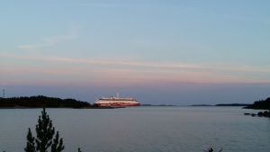 Mani tog färjan till Åland och behövde inte skriva finska i studenten Viking Grace en sen sommarnatt i skärgården, med lila-gul-blå himmel.