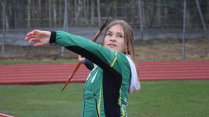 Malin Karell tycker att det är okej att ha sin egen pappa som tränare. Malin Karell kastar spjut.