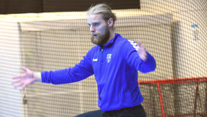 Just nu spelar han för det mesta med Bergischers reserver. Joonas Klama försöker rädda ett skott under sitt första träningspass med herrlandslaget i handboll.