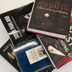 En hög av böcker av finlandssvenska författare.