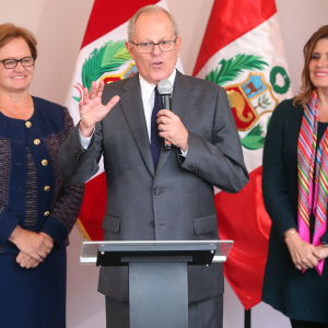 Pedro Pablo Kuczynski flankerad av sin hustru Nancy Lange (till vänster) och vice president Mercedes Araoz.