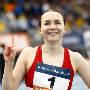 Reetta Hurske tuulettaa voitettuaan naisten 100 metrin aitajuoksun loppukilpailun Kalevan kisoissa Lahdessa 29. heinäkuuta 2023.