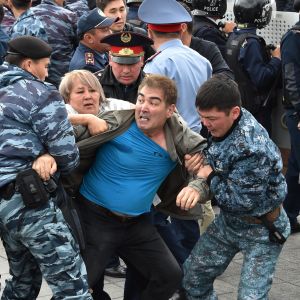 Demonstranter grips under presidentvalet i Kazakstan