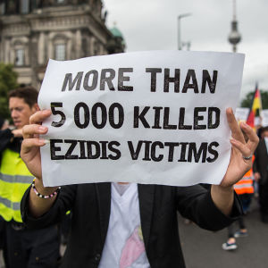 Demonstration i Tyskland till minne av terrorgruppen IS:s  folkmord på jezidierna i Irak 2014. 