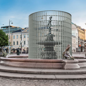Havainnekuva sylinterin muotoisesta suojaverkosta Havis Amanda patsaan ympärillä.