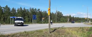Polisen dirigerar trafiken till en omväg så länge riksvägen är avstängd. Polis dirigerar trafik på en riksväg på grund av en olycka.