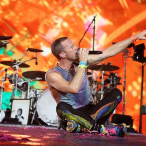 Coldplayn Chris Martin istuu lavalla Milanon konsertissa kesäkuussa.