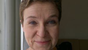 Sirpa Kähkönen invid ett fönster i Wiik 2017. Sirpa Kähkönen invid ett fönster i Wiik 2017.