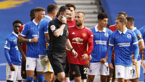 Manchester United avgjorde också från straffpunkten mot Brighton. Domaren lyssnar på VAR-rummet.
