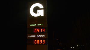 Ett stort G lyser i mörkret. Vid gasmacken i Borgå finns både biogas och naturgas. ett stort g lyser ovanför gaspriser vid Borgå tankstation