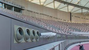 Luftkonditioneringssystem håller temperaturen behaglig på stadion – men är det hållbart? Luftkonditioneringssystem på Khalifa-stadion i Doha.