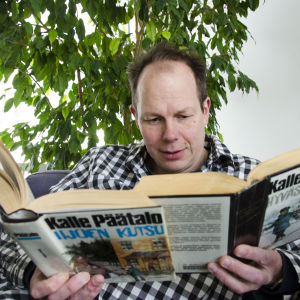 Toimittaja Jukka Kuosmanen lukee kahta Kalle Päätalon kirjaa