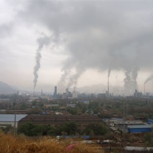 Skorstenar skjuter rök mot himlen vid fabriker i Lanzhou. 