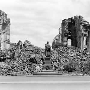 Frauenkirche i Dresden i ruiner 1945 efter de allierades bombningar  