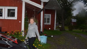 Annette Ström stavgår ogärna längs den mörka grusvägen som dottern förväntas gå varje morgon. en kvinna går ut från ett rött hus för att sätta sig i en bil. Det är mörkt ute och regnar.