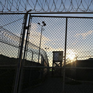 Guantanamon vankileiri kuvattuna rauta-aidan takaa lokakuussa 2016.