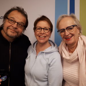Kalevi Pollari, Monna Kamu ja Iris Mattila seisovat Radio Suomen tunnuksen edessä