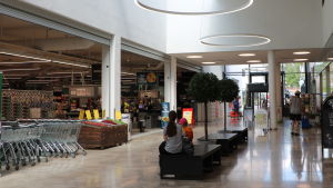 Då Yle Huvudstadsregionens reporter besökte köpcentret i Grankulla fanns där ingen tiggare. Korridoren i Grankulla köpcentrum. Gången kantas av affärer och i mitten finns bänkar där det sitter en mamma med två barn.