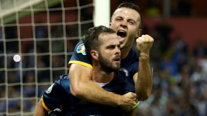 I Bosnien-Hercegovinas hemmamatch mot Finland visade Miralem Pjanic hur bra han är. Miralem Pjanic och Armin Hodzic jublar efter att ha gjort mål mot Finland.
