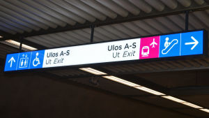 Bokstäverna ska göra det lättare att hitta. Alla är inte överens om att det fungerar. Skyltning som visar utgångar från metrostationen.