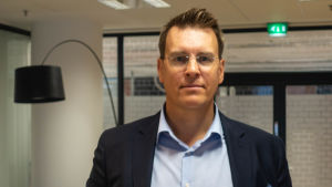 Sparekonom Martin Paasi vill uppmuntra unga att börja spara och placera pengar tidigt. Det skulle vara bra både för dem själva och för samhället, betonar han. Foto på sparekonom Martin Paasi.