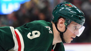 Mikko Koivu sitter på ett utgående kontrakt. Mikko Koivu spelar ishockey.