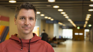 Teemu Roos är ansvarig lärare för kursen och biträdande professor i datavetenskap. Teemu Roos, tutkija, Helsingin tietotekniikan tutkimuslaitos