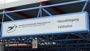 Universitetssjukhuset i Tromsö sköter specialsjukvården för hela Nordnorge på norska och samiska. Ingången till universitetssjukhuset i Tromsö.