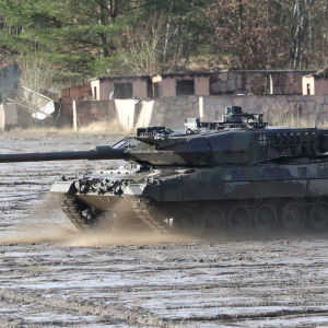 Leopard 2 -panssarivaunu sotaharjoituksessa Munsterissa vuonna 2022.