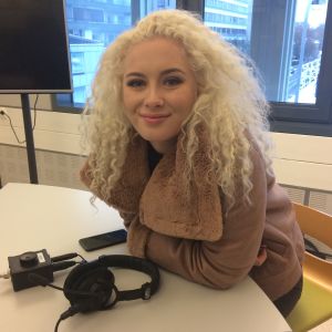 Wiktoria på besök i Yle Vegas studio i Jakobstad. Wiktoria i Yle Vegas studio.