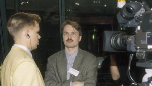 Pekka Haavisto, här år 1995, gav många intervjuer på 1990-talet och såg i Peter Nyman en bra programledare. pekka Haavisto intervjuas 1995.