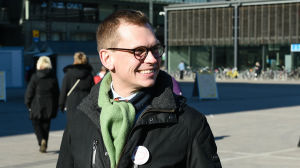 Partisekreteraren Antton Rönnholm deltog i partiets kampanj i Helsingfors. Bild på Antton Rönnholm vid Narinkens torg i Helsingfors