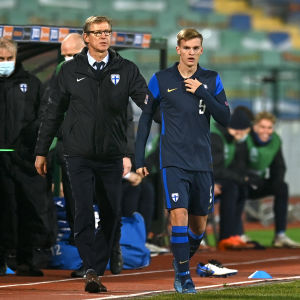 Förbundskapten Markku Kanerva skickar in Marcus Forss efter att Joel Pohjanpalo skadats. Förbundskapten Markku Kanerva skickar in Marcus Forss efter att Joel Pohjanpalo skadats.