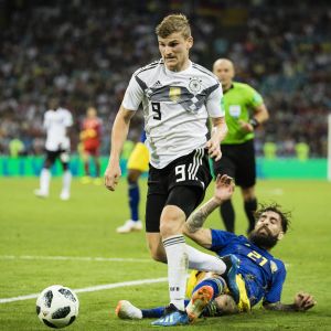 Werner tacklas av Jimmy Durmaz. Jimmy Durmaz tacklar Timo Werner vid VM.
