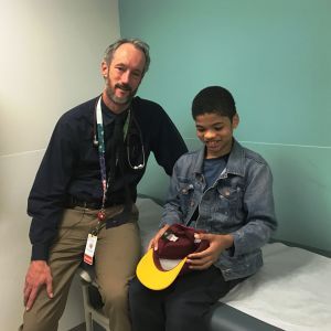 Tack vare Obamacare kan barnläkaren Hans Kersten fokusera också på förebyggande arbete inom vården, eftersom medellösa patienter nu kan besöka läkaren utan att läget behöver vara akut. Den här patienten heter Robert och är elva år. Hans Kersten träffar Robert, 11 år, på sjukhuset.