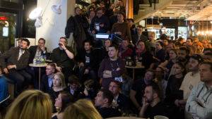 Både finländare och utländska gäster deltog i Bitcoin-kvällen. En del hade kommit via teknologimässan Slush. Bitcoin-föreläsning 29.11.2017.